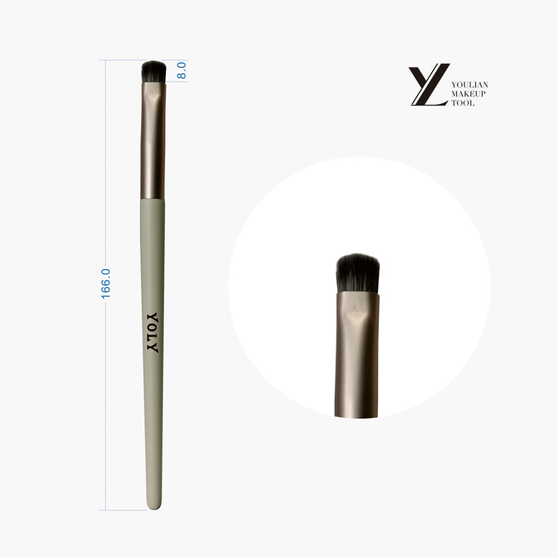 Tôi nên làm sạch cọ kẻ mắt như thế nào sau khi sử dụng?